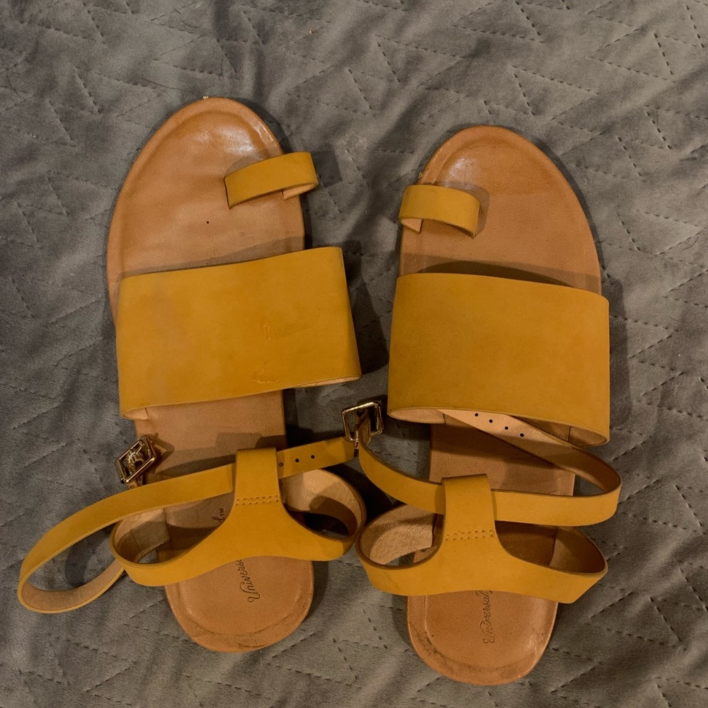 Universal Thread Sandals